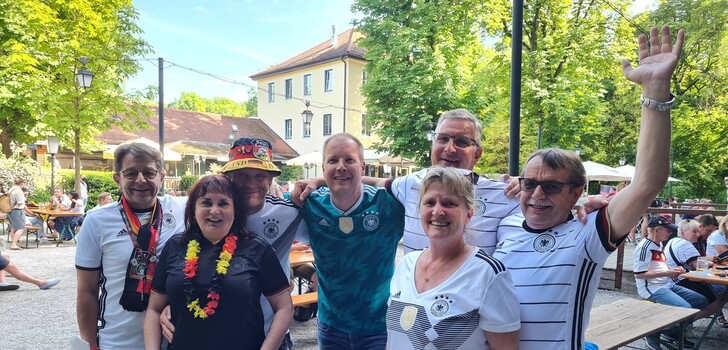 Aktuell sind wir noch im Biergarten Hirschau und später Live im Stadion: Die Stockhäuser (VB) Heike, Rita, Hartmut, Gerhard, Jürgen und Klaus und ich, Ansgar aus Fulda - Haimbach. Beste Grüsse aus München, auf einen Auftaktsieg