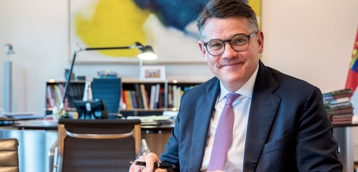 Rund sieben Monate vor der Landtagswahl in Hessen sieht der hr-Hessentrend einen deutlichen Vorsprung für Ministerpräsident Boris Rhein (CDU).