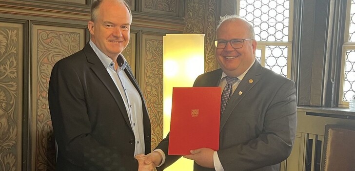 Johannes Heger, Geschäftsführer des Hessischen Städte- und Gemeindebundes (HSGB), überreichte Alsfelds Bürgermeister Stephan Paule die Ehrenurkunde.