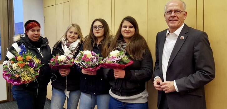 (von rechts nach links): Bürgermeister Maibach, Chiara (16), Vivien (15) und Laura-Celina (16) und Busfahrer-Ehefrau Nicole Wolf.
