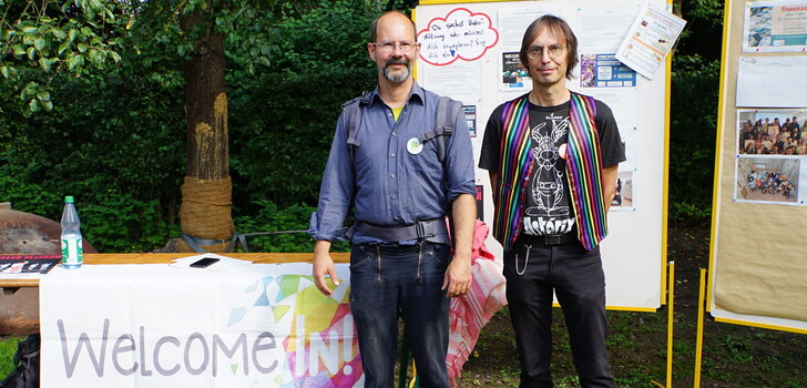 Ein buntes Fest in Kooperation mit dem Umwelzentrum und dem Welcome In!. Alexander Sust (l.) ist einer der Leiter vom Umweltzentrum Fulda. Neben ihm Dr. Joachim Wondrak, Vorstandsmitglied von Welcome In!.