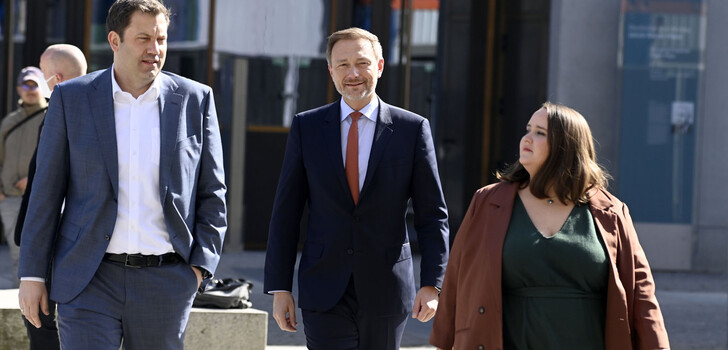 Lars Klingbeil, Christian Lindner und Ricarda Lang beim Statement der Parteivorsitzenden der drei Ampel-Parteien zu den Maßnahmen zur Entlastung der Bürgerinnen und Bürger angesichts der gestiegenen Energiepreise am Rande der 25. Sitzung des Deutschen Bundestages im Reichstagsgebäude.