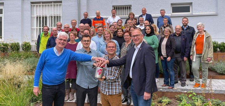 Landrat Torsten Warnecke, Projektleiter Erik Drawe von RV-K, der Tourismusbeauftragte Jörg Peters und der Sprecher der Bürgermeister Thomas Rohrbach (Niederaula) geben gemeinsam mit vielen Radverkehrsverantwortlichen aus Städten, Gemeinden und Verwaltung, Tourismusverantwortlichen, ADFC, Polizei, den symbolischen Startschuss für die Erarbeitung des Radverkehrskonzepts und die Freischaltung zur Online-Bürgerbeteiligung