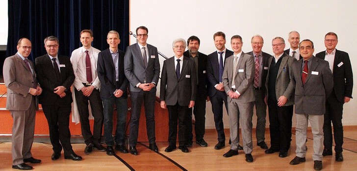 V.l.n.r. Das Team des Zentrums für Cardio-Pulmonale-Medizin und Mitglieder der Geschäftsleitung: Ulrich Meier, PD Dr. Dieter Fischer, Dr. Marcel Kunde, Dr. Andreas Kayß, Prof. Dr. Holger Nef, Prof. Dr. Ulrich Wagner, Dr. Stefan Steiner, Prof. Dr. Dr. Friedrich Grimminger, Prof. Dr. Ardawan Rastan, Dr. Reinhard Funck, Prof. Dr. Jürgen Lohmeyer, Martin Ködding, Dr. Yahia Kabel und Hartwick Oswald