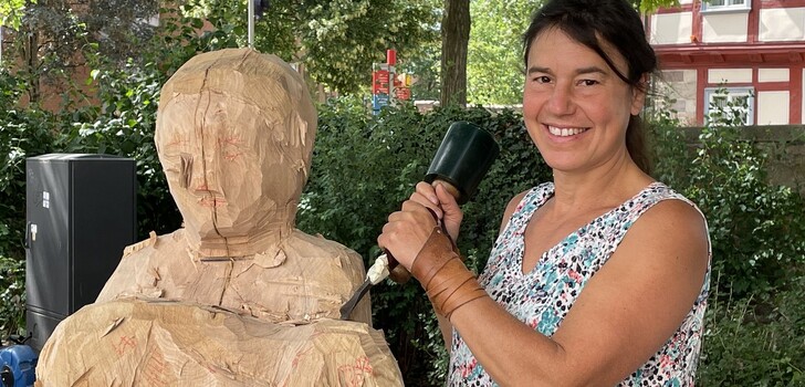 Martina Kreitmeier aus Altfraunhofen arbeitet an einer Hirtenmädchen-Figur.