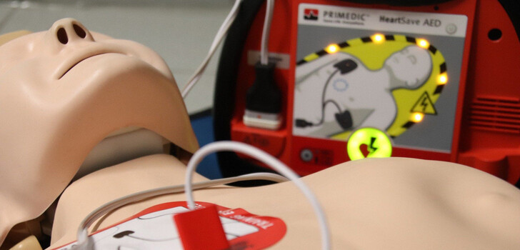 Defibrillatoren können Leben retten. Bei einem Herzinfarkt ist höchste Eile geboten.