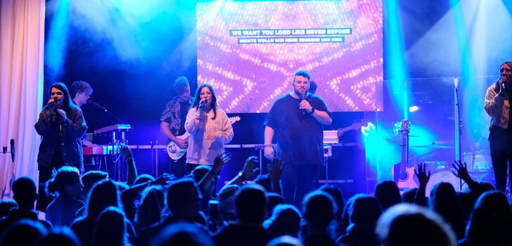 Der Klosterpark in Hünfeld wurde am Samstag zu einem Festivalgelände für knapp 400 junge Christen.