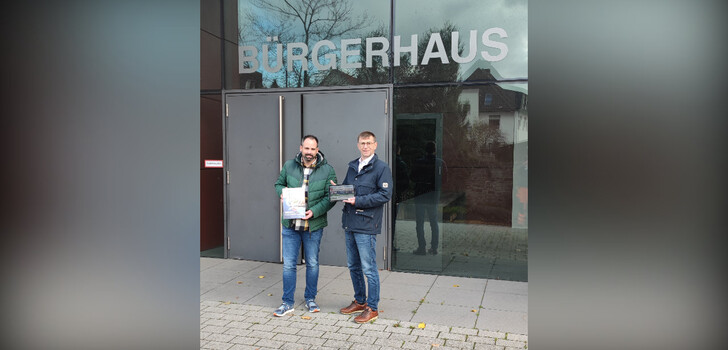 (v.l.) Sebastian Deis (Projektverantwortlicher, Bauamt), Herman-Josef Scheich (Bürgermeister) vor dem Eiterfelder Bürgerhaus