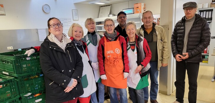 Stefan Schunck (rechts), Vorsitzender der "Tafel Fulda" gemeinsam mit Helfern, die teilweise schon seit vielen Jahren engagiert sind: Jennifer Koch, Christa Michallek, Ann Kelley-Valonis, Elisabeth Schrimpf, Malek Lash, Jutta Tetik und Hans-Jürgen Schäfer.
