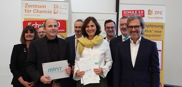 Fachbereichsleiter Jörg Jacobi (3.v.links) und die leitende MINT-Koordinatorin Dr. Christine Ziegler (5.v.links) vom Domgymnasium im Kreis von Jury-Mitgliedern und Sponsoren