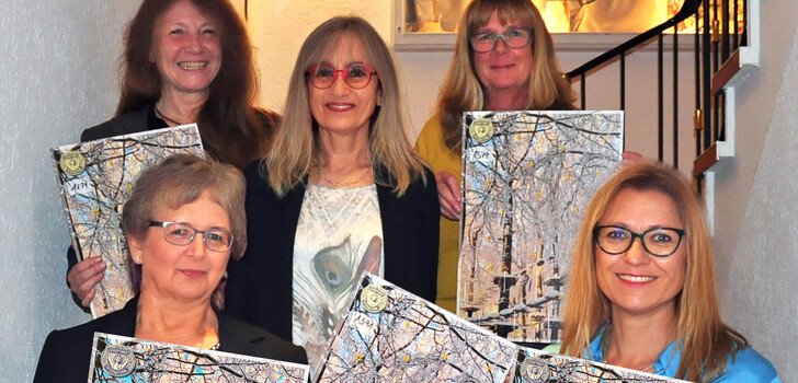 BU: Die Arbeitsgruppe mit Charlotte Allgeier, Susanne Bauer, Dr. Doris Hausmann, Ute Kirst und Dr. Barbara Peters präsentiert den diesjährigen SI-Benefiz-Adventskalender. Im Bild fehlen Brigitte Lox-Coolsaet, Lina Horn, Claudia Knöß und Heike Pape.