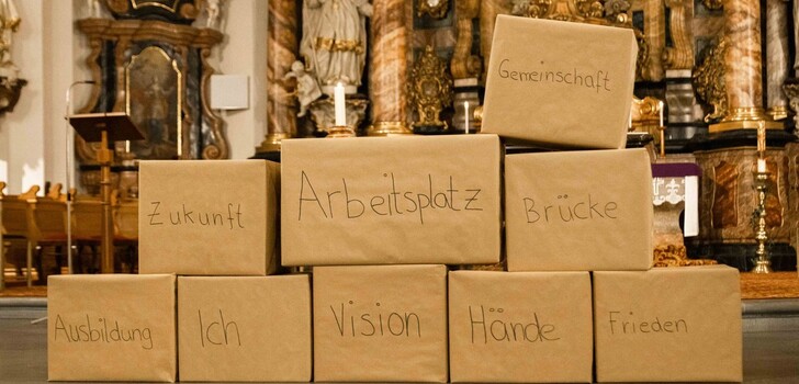 Päckchen, die mit diversen Schlagworten versehen wurden, untermalten die Botschaft des Gottesdienstes.
