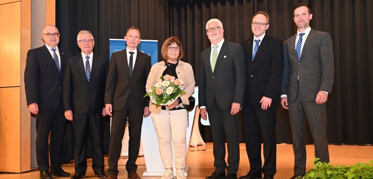 Ehrung u. Verabschiedung von Hubert Engel (v.l.:Jürgen Bien, Michael Ruppel, Jörg Dautermann, Karin Engel, Hubert Engel, Dr. Fabian Tölle und Torsten Leinweber)