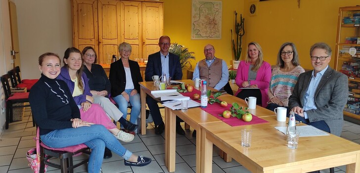 Von links: Margarita Schewinski (AWO), Cecile Remy (Bildungsverein Kreidekreis), Angelika Moeller (Bildungsverein Kreidekreis), Karola Günther (Der Paritätische Hessen), Michael Brand (MdB), Werner Althaus (Caritas), Susanne Saradj (Caritas), Miriam Sturm (AWO), Wolfram Latsch (AWO)