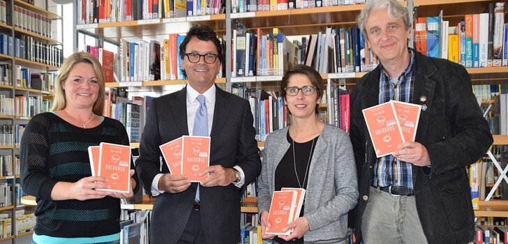 Sandra Rudolph, stellvertretende Leiterin Organisation der KD-Stadtbibliothek, Juryvorsitzender Dr. Thomas Handke und die Jurymitglieder Christel Zimmermann und Karl Schönholtz (von links) präsentieren das ausgewählte Buch. Jurymitglied Günther Exner fehlt.