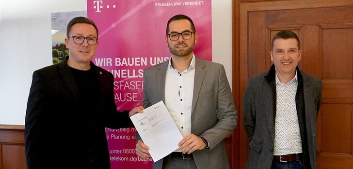 Christian Grundwald, Bürgermeister Rotenburg/Fulda, Fuat Dalar, Leiter Außendienst Infrastrukturvertrieb
Holger König, Regiomanager Telekom.