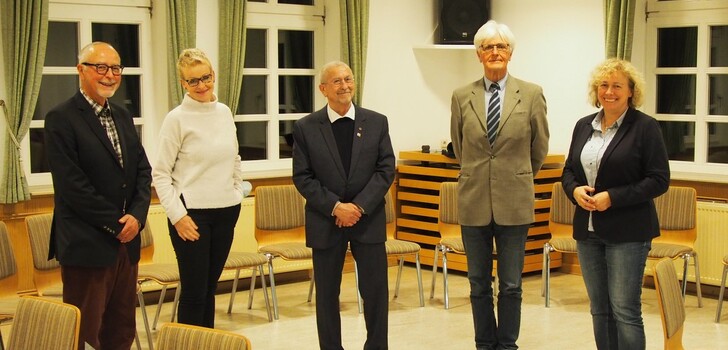 Bürgermeisterin Blum (re) mit den Preisträgern im Bereich „Förderung des Heimatgedankens“, Beate Goßfelder-Michel (2. v li) und Tilman Niehof (Mitte) mit seinem Schwager (ganz li) sowie Laudator Arthur Wagner (2. v re).