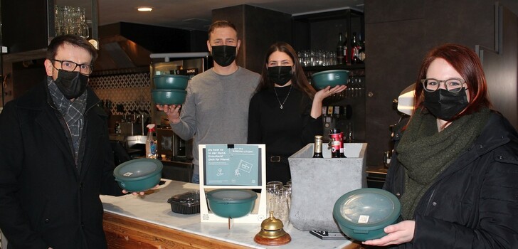 Die Inhaber des Vaccastracca, Steven Miraval und Alice Da Dalto (Bildmitte), freuen sich über die Förderung der Stadt, die Michael Mai (l.) und Lena Lochhaas (r.) überbrachten.