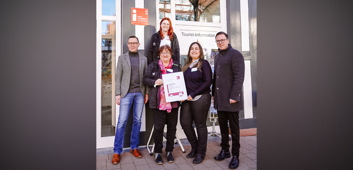 Im Bild von links: Fachdienstleiter Ulf George, Jagoda Golik (hinten), Leiterin der Tourist-Information Kerstin Schulz, Sara Sahli und Bürgermeister Christian Grunwald, die alle sichtlich stolz auf die erhaltene Auszeichnung sind.