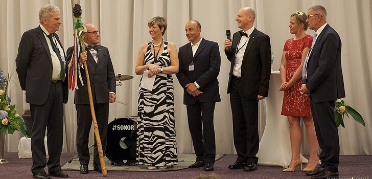 (v.l.) Wolfgang Narjes (GDW Ehrenvorsitzender), Peter Eitze (Brudermeister Erste Badische Weinbruderschaft Meersburg), Barbara Hermann (Kanzlerin Weinhistorischer Konvent Fulda), Rainer Kuhnert (Secretarius Weinhistorischer Konvent Fulda), Ralf Liebau (1. Vorsitzender Weinhistorischer Konvent Fulda), Tatjana Schmidt (Weinkönigin des Rheingaus), Oliver Stiess (neuer Vorsitzender GDW).