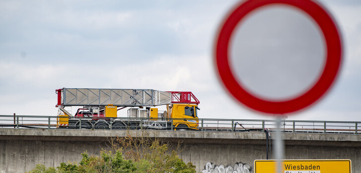 Auf der gesperrten Salzbachtalbrücke steht das Spezialfahrzeug der Firma Wemo-Tec aus Eichenzell und soll nun von der Brücke gehoben werden