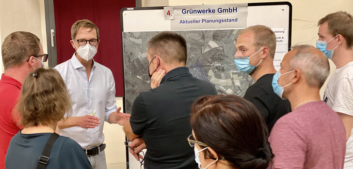 Projektleiter Stefan Otto der Grünwerke GmbH informiert über den aktuellen Stand des geplanten Vorhabens in OberWegfurth und Unter-Wegfurth