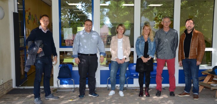 Beim Ortstermin in Kirchhasel: Andreas Kapelle, zuständig für die Kindertagesstätten in der Stadt Hünfeld, Bürgermeister Tschesnok, Simone Lenz vom Trägerverein, Leiterin Silke Möller, Thomas Dees und Carsten Trapp vom Architekturbüro.