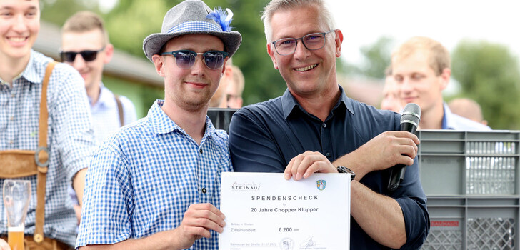 Steinaus Bürgermeister Christian Zimmermann übergibt einen 200 Euro Scheck and Florian Berthold (1. Vorsitzender Chopperklopper)