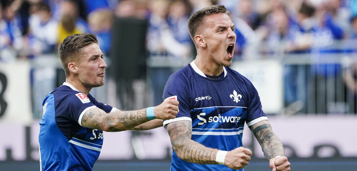 Darmstadts Torschütze Phillip Tietz (rechts) jubelt mit Darmstadts Marvin Mehlem über das Tor zum 1:0