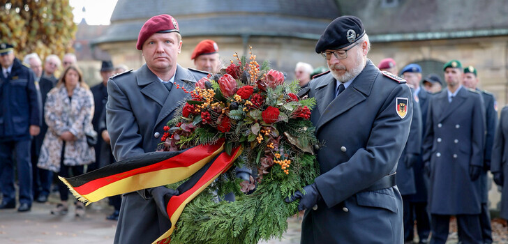 Feierliche Kranzniederlegung am Mahnmal für die Kriegsopfer nahe der Michaelskirche.