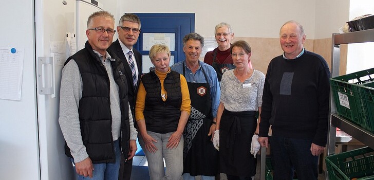 Der 1. Vorsitzende der Alsfelder Tafel, Mathias Köhl (links) freut sich über den Besuch von Landrat Manfred Görig (Zweiter von links). Auf dem Bild sind auch zu sehen (von rechts): 2. Vorsitzender Dietmar Gerhard, Eva Bovenkerk, Eberhard Wicke, Georgios Tsoulakis und Verena Morneweg
