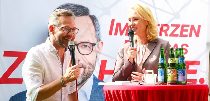 Lockerer Plausch: Staatsminister Michael Roth mit Manuela Schwesig, Ministerpräsidentin von Mecklenburg-Vorpommern