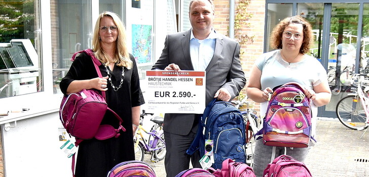 Jedes schulpflichtige Kind bekam einen neuen Schulrucksack, den Susanne Saradj (v.l.n.r.), Christian Gerds und Angelina Bernhard vorab präsentierten.
