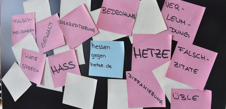 Seit mittlerweile drei Jahren geht die Hessische Landesregierung mit der Meldestelle HessenGegenHetze gegen Hass und Hetze im Netz vor.