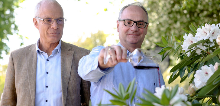 Die Taufe der neuen Rhododendronzüchtung mit Rotwein, dem Lieblingsgetränk des Geehrten, kommentierten Söhne und langjährige Weggefährten (von rechts) Christian und Martin Eckebrecht, Bernhard Schmitt und Jan-Dieter Bruns mit den Worten: „Das hätte ihm gefallen!“