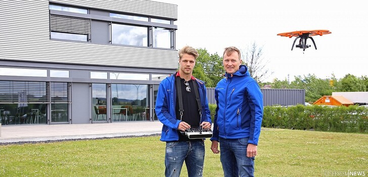 Alexander Lepke und Thomas Albrecht (von links) aus Burghaun bieten Vermessungsdienstleistungen per Drohne.