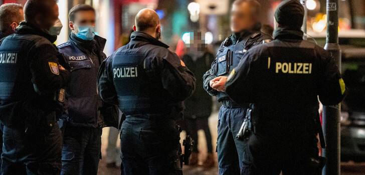 Die Allgemeinverfügung ist notwendig, weil kein offizieller Versammlungsleiter bzw. Veranstalter für die Proteste verantwortlich zeichnet und auch keine normalerweise anwesenden Ordnungskräfte den friedlichen Verlauf der Versammlung gewährleisten.