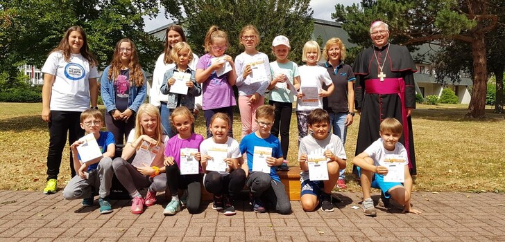 Die erfolgreichen Kids mit Weihbischof Prof. Dr. Die