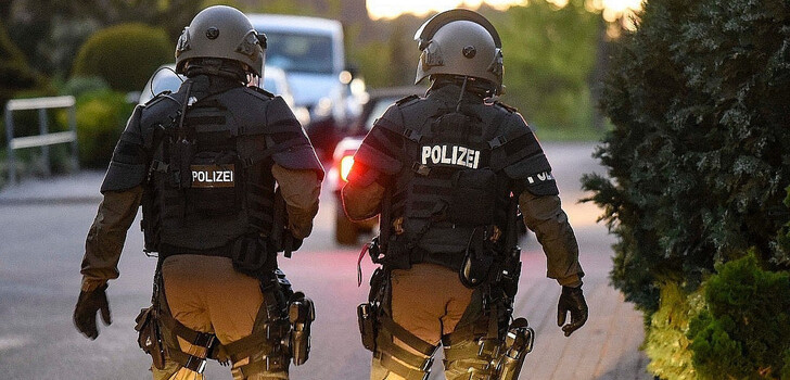 Ein 47-Jähriger hat am Mittwochabend konkrete Suizidabsichten angekündigt. Der Mann konnte durch Polizeibeamte angetroffen und letztlich unverletzt in Gewahrsam genommen werden.