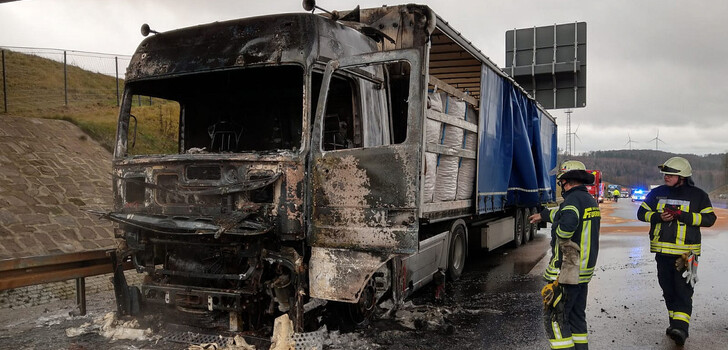 Auf der Autobahn 4 bei Friedewald ist die Zugmaschine eines Lastwagens in Brand geraten.
