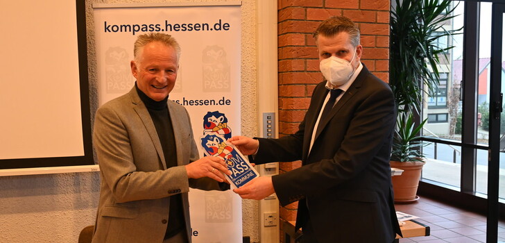Polizeipräsident Günther Voss, links überreicht das Sicherheits-Siegel an BGM Stefan Knoche