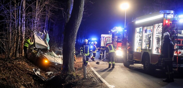 Crash mit dramatischen Folgen: Gegen etwa 03:15 Uhr war der 25-jährige Fahrer eines VW-Golfes über die K87 von Lauterbach nach Stockhausen (Grebenhain) unterwegs, als er von der Fahrbahn abkam und gegen einen Baum prallte.