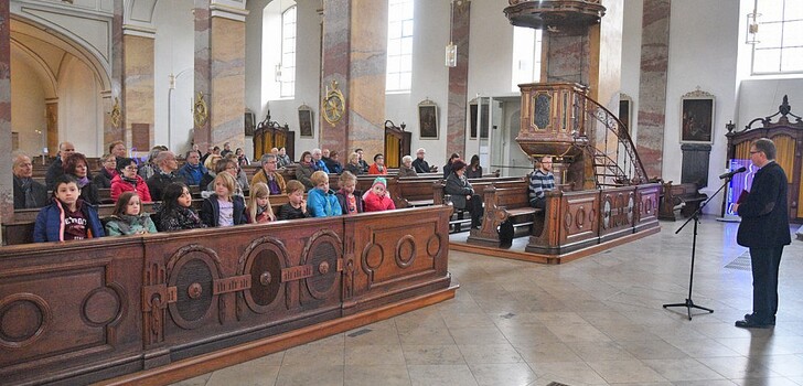 Schweigeminute am Montag um 12 Uhr in der Stadtpfarrkirche in Fulda.
