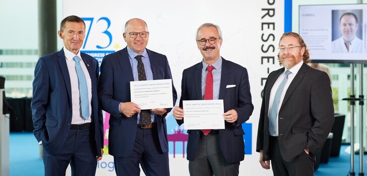 Prof. Dr. Tilman Kälble (zw. v. re.) und Prof. Dr. Stephan Roth (zw. v. li.) nehmen gemeinsam den Felix Martin Oberländer-Preis 2021 von DGU-Präsident Prof. Dr. Arnulf Stenzl (li.) und Markus Bauer (re.), Vorsitzender der Geschäftsführung bei APOGEPHA, entgegen.