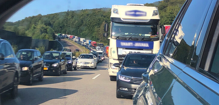 Beim Blick in den Rückspiegel droht Autofahrern an Pfingsten dieses Bild - Stau und stockender Verkehr vor allem ab Freitagnachmittag.