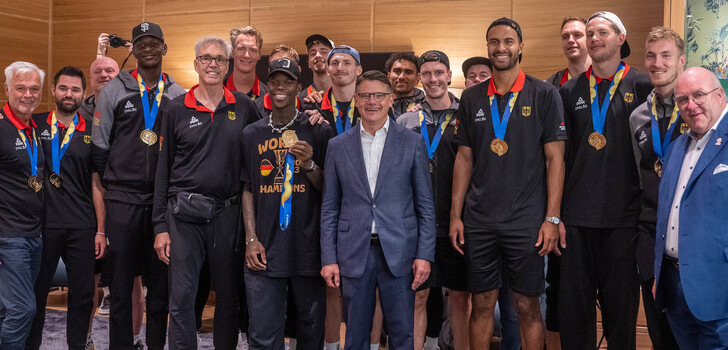 Ministerpräsident Boris Rhein begrüßt die deutsche Basketball-Nationalmannschaft am Frankfurter Flughafen.