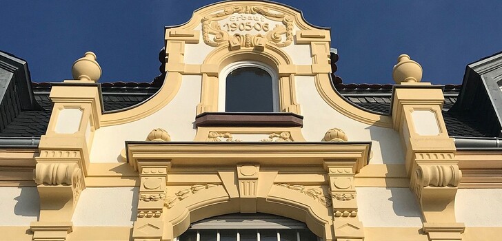 Inzwischen ein richtiges Prachtstück: die Villa Frankfurter Straße 15 nach der Instandsetzung von Dach und Fassade einschließlich der Rekonstruktion der Giebelbekrönung