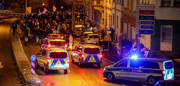 Viel Polizeipräsenz am Samstagabend bei einer Corona-Demonstration in der Fuldaer Innenstadt.