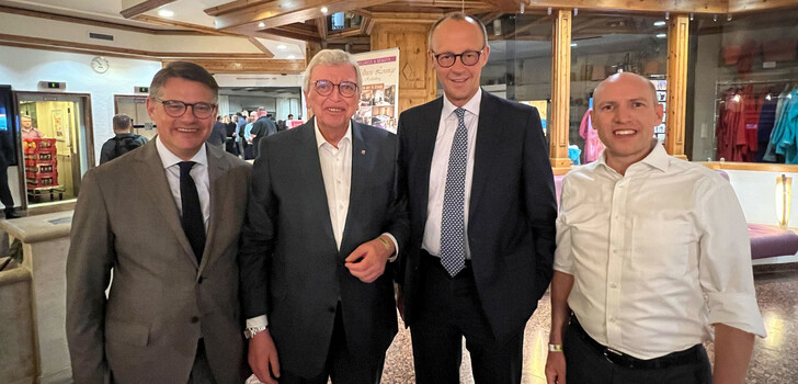 Am Freitagabend in der Hotel-Lobby: Hessens neuer Regierungschef Boris Rhein, CDU-Landeschef Volker Bouffier, CDU-Bundesvorsitzender Friedrich Merz und CDU-Generalsekretär Manfred Pentz.