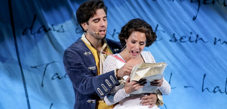 Iréna Flury und Philipp Büttner bezaubern als (unglückliches) Liebespaar in der Wiederaufnahme des Musicals "Goethe!"